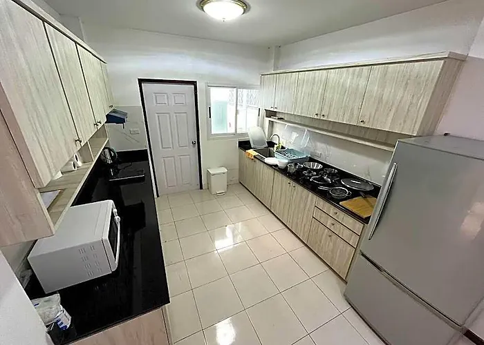 酒店 Sukhumvit Soi 12: 3 Bed / 2 Bath For 7 Ppl Group 2*