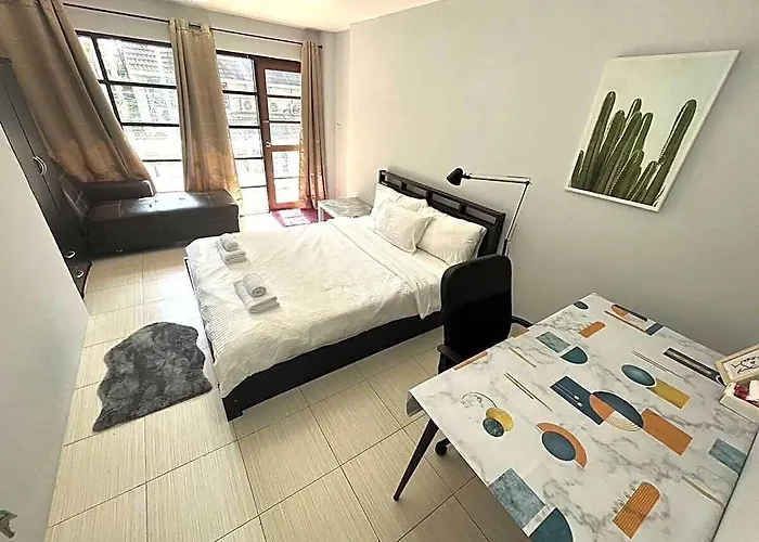 酒店 Sukhumvit Soi 12: 3 Bed / 2 Bath For 7 Ppl Group 2*